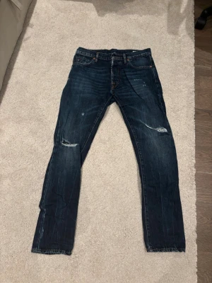 Tramarossa Jeans - Snygga jeans från exklusivt märke! Knappen har lossnat men går enkelt att laga och medföljer. Nypris 3000-4000