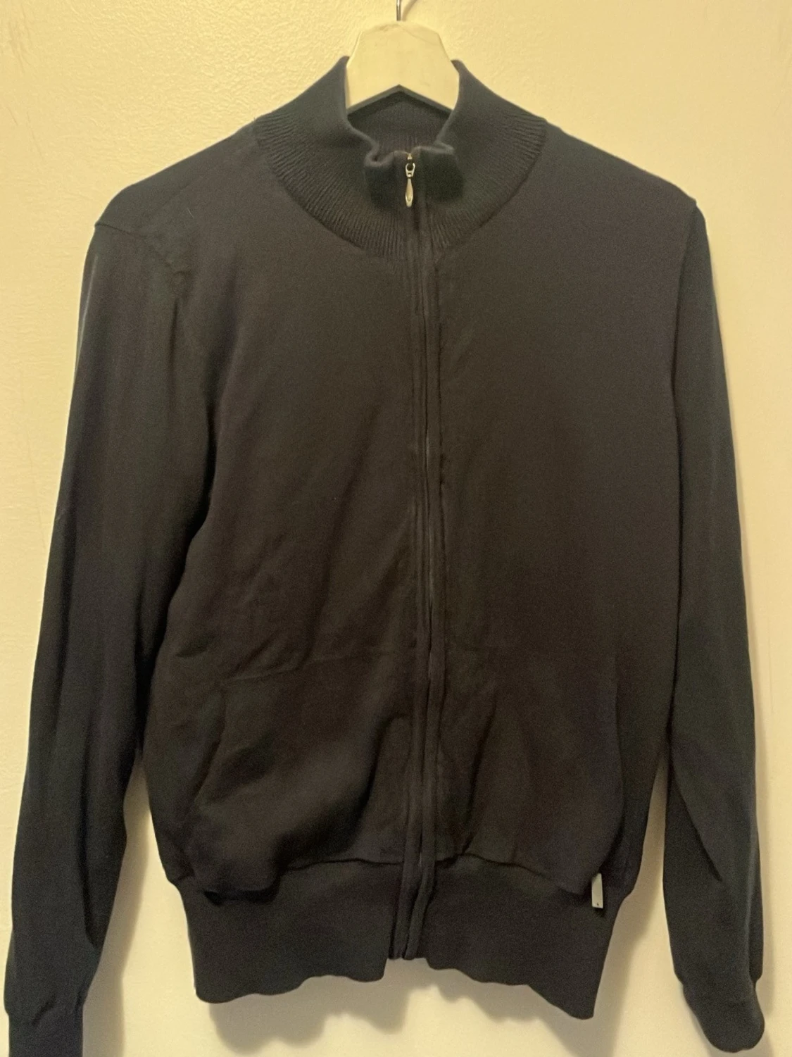 Svart kofta från Alcan med dragkedja