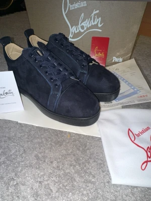 Marin blåa mocka skor med röd underslula - Säljer dessa tvärfeta mocka skorna som är helt nya! (endast testade.) 