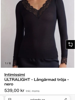 Mörk blå  långärmad topp från Intimissimi - Säljer en svart långärmad topp från Intimissimi i ultralätt material med kashmir. Toppen har djup v-ringning och spetsdetaljer både vid halsringningen och ärmsluten. Snygg och enkel att styla till olika looks.