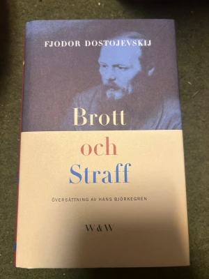Brott och straff - En av världens mest kända romaner! Följ studenten Raskolnikovs dramatiska resa genom S:t Petersburg. Denna svenska nyöversättning av Hans Björkegren är efterlängtad och djupgående. Perfekt för dig som vill läsa en klassiker som engagerar och utmanar.