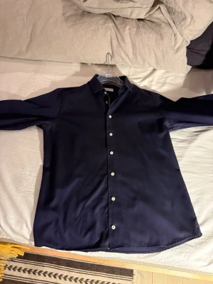 Blå Eton skjorta. - Säljer en sjukt fin Eton skjorta i mörkblå färg. Skjortan är i slim fit modell och strl. 42 / 16 1/2. I mycket gott skick och nypriset ligger runt 1400-1700. Hör av dig vid frågor!