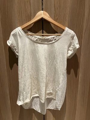 Vit t-shirt från Odd Molly - Enkel och snygg vit t-shirt från Odd Molly med rund halsringning och korta ärmar. Tillverkad i mjuk bomull och har en avslappnad passform. Liten Odd Molly-label sitter fastsydd nedtill på framsidan.