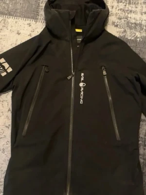 Svart vindjacka från Sail Racing - Den är i väldigt god skick och har ingen fel, pris kan diskuteras 