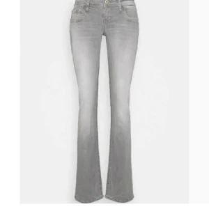Grå ltb jeans - Tar emot prisförslag! Snygga grå bootcut jeans från ltb. I storlek 24/30 dom är uppsprättade i längden och passar mig som är 165! Helt slutsålda! Perfekta för snygga outfits!🫶🏻❤️🩷