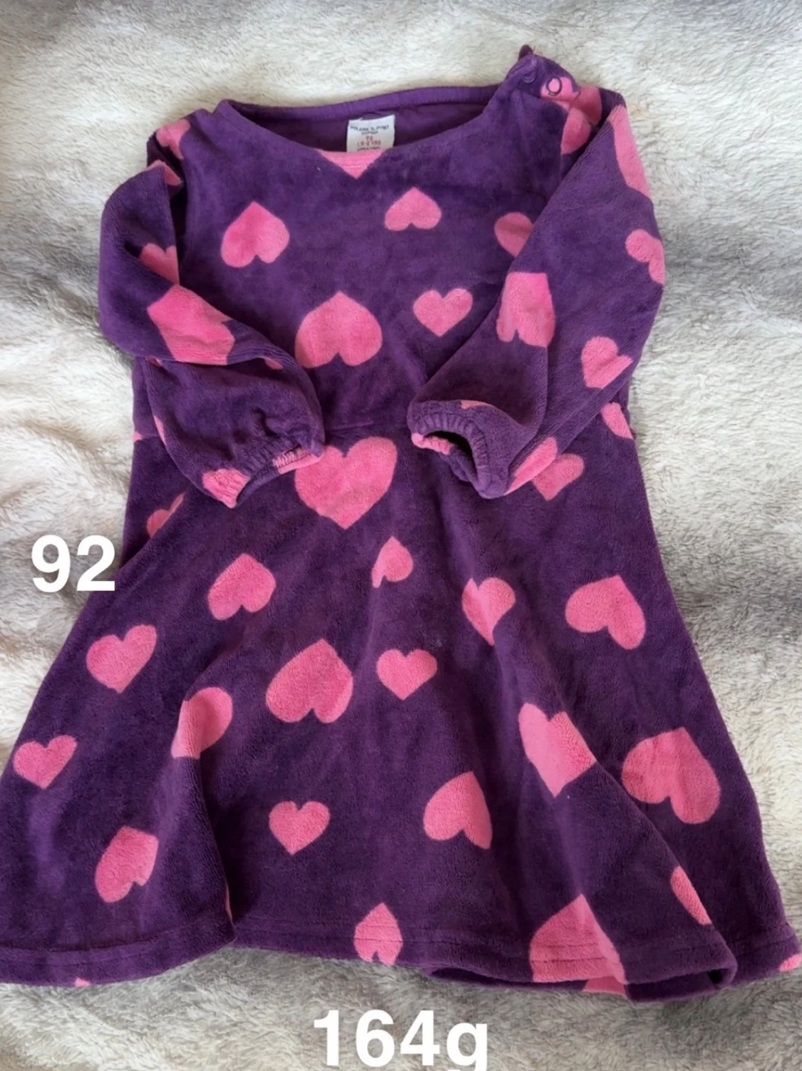 Lila velourklänning med hjärtan