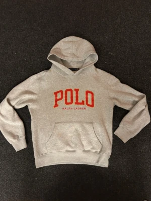 Ralph lauren hoodie  - Säljer denna Ralph lauren hoodien. Storlek m men passar S. Skriv vid fler frågor och funderingar!