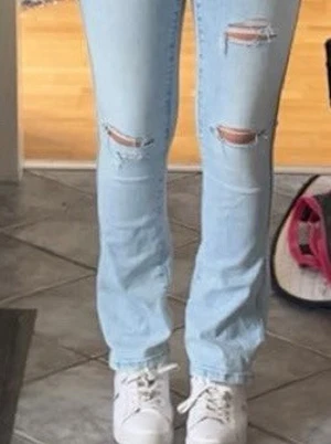 Lågmidjade bootcut jeans - I nyskick, knappt använda. Lågmidjade, väldigt bekväma och ganska stretchigt jeanstyg. Bara att kontakta mig vid frågor💗