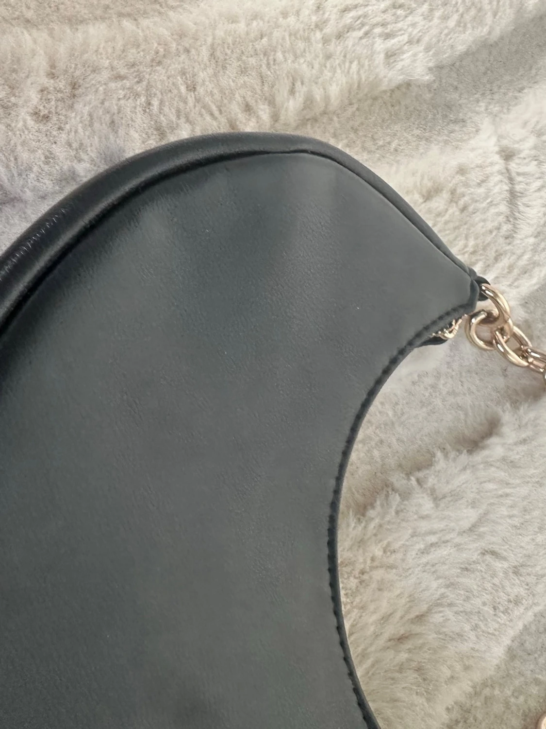 Svart axelväska med guldkedja - 1