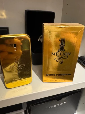 One Million EdT 50ml - 1 Million från Paco Rabanne i en ikonisk guldfärgad flaska. Eau de toilette, 50 ml. Perfekt för dig som vill sticka ut med en lyxig och trendig doft på hyllan. Ungefär 35 ml kvar 