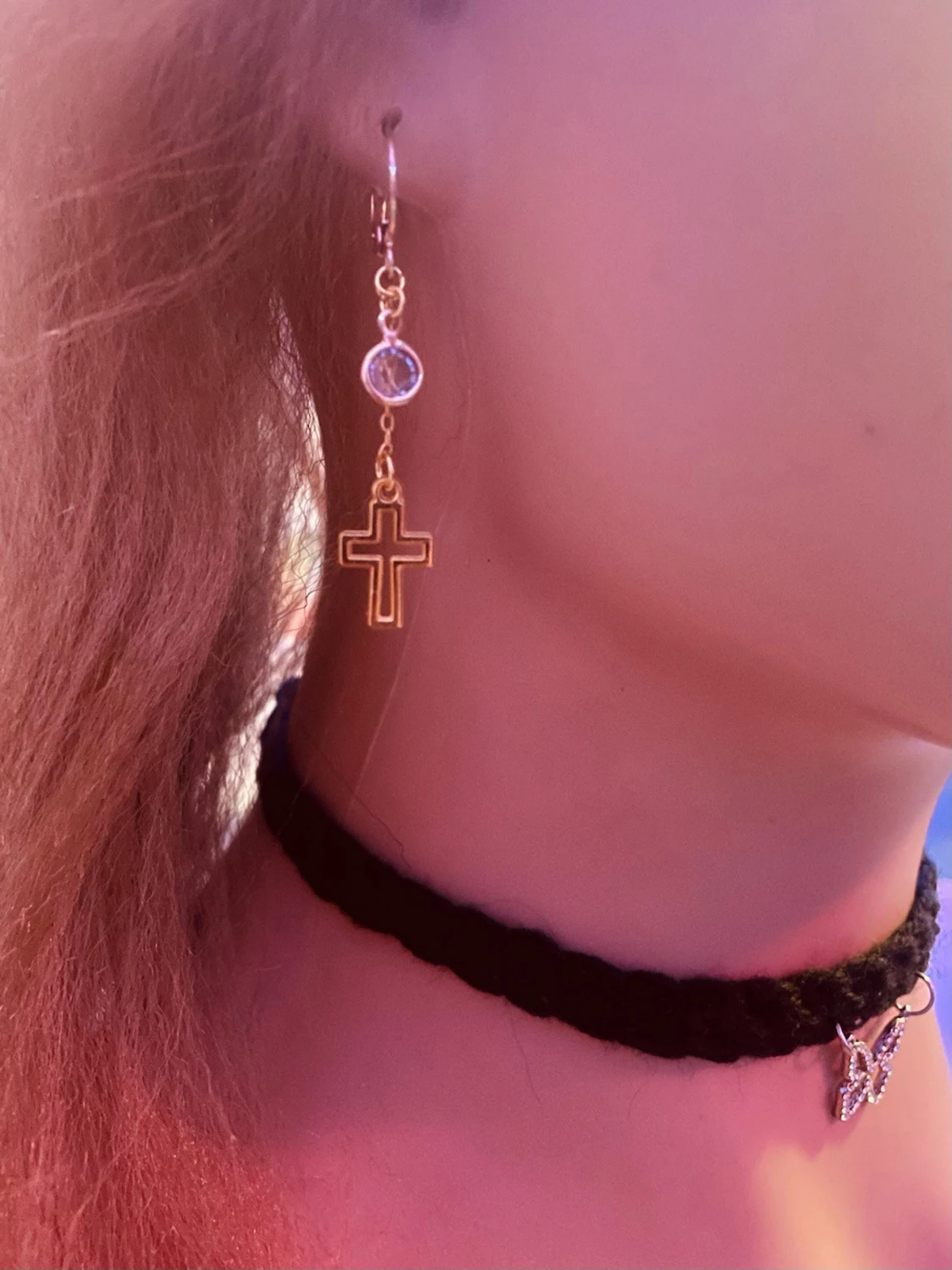 By prisförslag- 1 st Guldig örhänge med kors och sten - 1