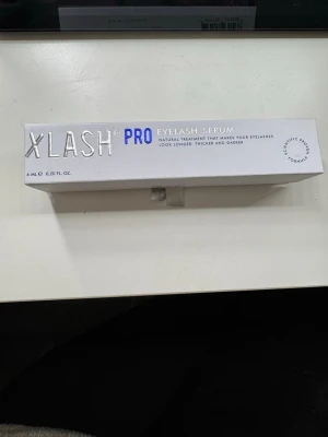 Xlash PRO ögonfransserum 6ml - Xlash PRO Eyelash Serum i snygg vit tub och förpackning. Serumet är framtaget för att ge längre, fylligare och mörkare fransar. Innehåller 6 ml och har en stilren design med silver- och blå detaljer på förpackningen.
