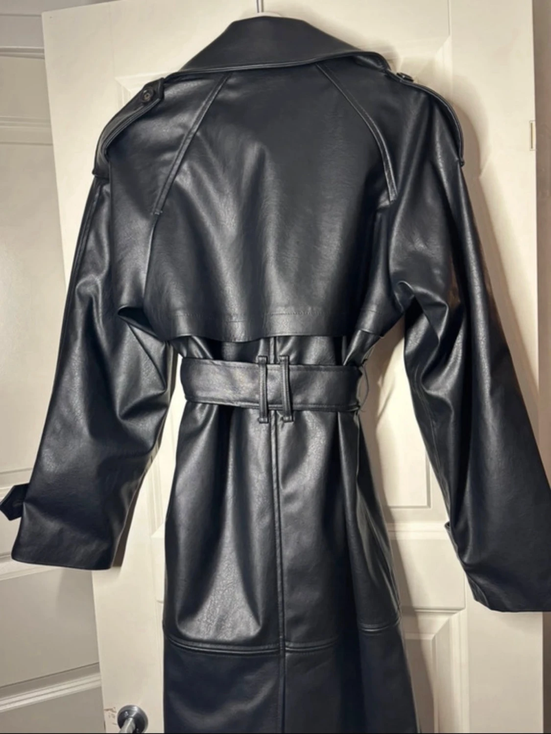 Svart trenchcoat i skinn från Bershka - 1