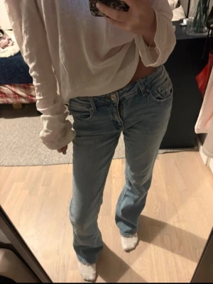 Ljusblåa GinaTricot jeans  - Säljer ett par Ljusblåa jeans som är från GinaTricot i storlek 152. Säljer pågrund av att dom inte kommer till användning och man kan även ändra måttet i midjan (skriv om du har några frågor)