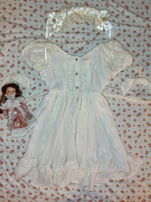 Off-white Axes Femme klänning - SKRIV INNAN KÖP💗Äkta vintage Axes Femme klänning💗Klänningen går att ha på sig på båda håll, alltså ingen bestämd framsida eller baksida och har band som man knyter vid midjan💗 Sjukt vacker men bara använd 1 gång av mig då den är lite för liten :c Skulle passa bäst på någon som är en liten S eller mindre. Längden är okej för mig som är 164cm💗