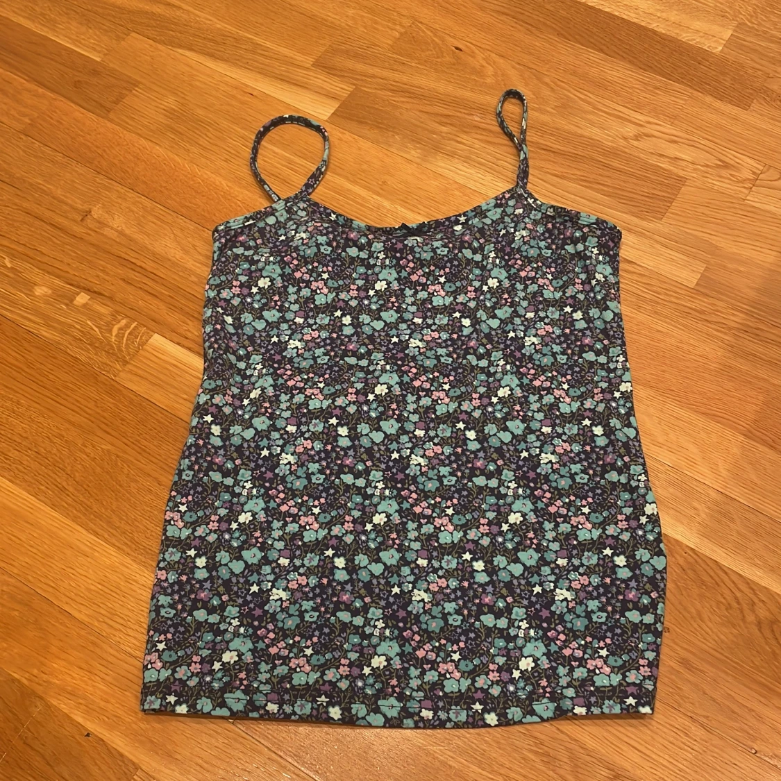 Blommig ribbad linnetopp med rosett