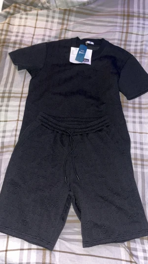 Dior sett - Riktigt fett set i sjuk kvalité tyget ser bättre ut i verkligheten men bild 2 är en när bild på de.
