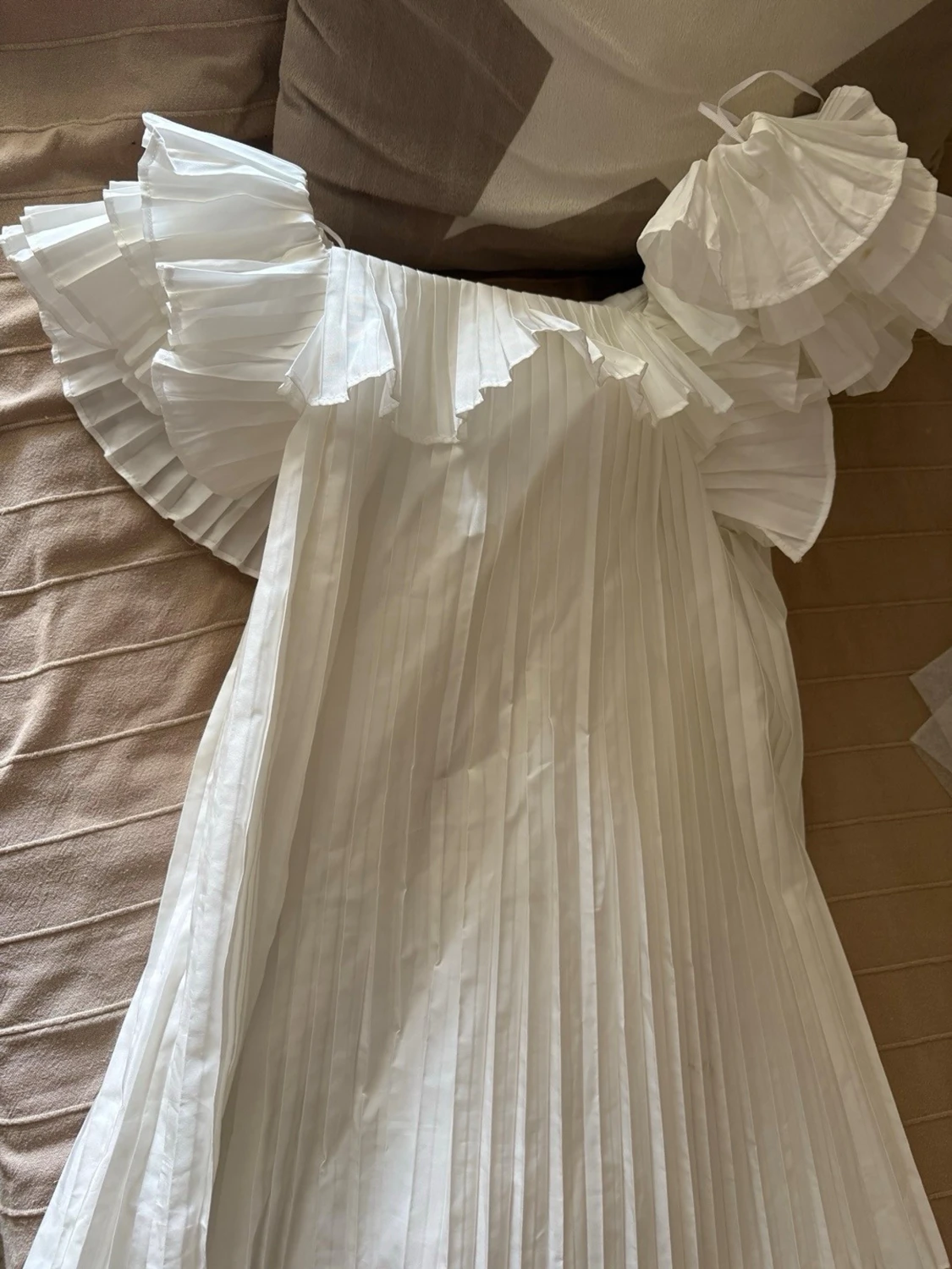 Vit plisserad volangklänning från Zara - 3