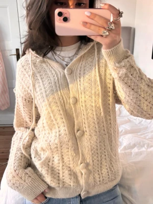 Kofta/hoodie! - Så snygg stickad tröja som är som en blandning av en kofta och hoodie, den har luva🌸🌸