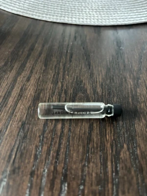 Essnce parfym  - Essnce parfym ”jardin de flora” 2ml, endast doftat på. Nypris 45kr.☺️