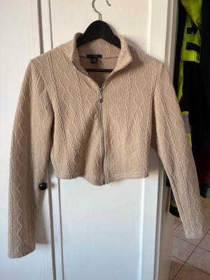 Kofta  - En söt lite kortare kofta. Säljer då den ej kommer till användning. Den är knappt använd :) 