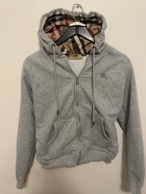 Burberry hoodie  - Fet grå burberry hoodie i storlek S | Bra skick med inga tydliga tecken på defekter | modell på bilden 180 och sitter lite för litet | pris går att diskutera | hör av er vid funderingar!