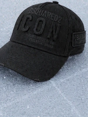 Svart keps från Dsquared2 ICON - Säljer en svart keps från Dsquared2 med stor 3D-broderad ICON-text framtill och Dsquared2-logga på sidan. Kepsen har böjd skärm och justerbar rem baktill. Materialet är bomull och designen är stilren och enkel, perfekt för dig som gillar streetwear.