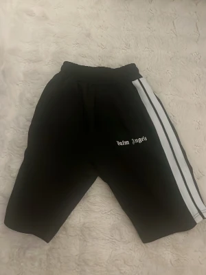 Svarat shorts  - Svarta fina shorts i storlek S passar perfekt till sommaren, säljer för billigt pris, kontakta om du intresserad 