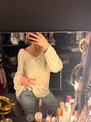 Blus från Kappahl  - Jättesöt blus från Kappahl som inte faller mig i smaken, den är jätteskön men samtidigt väldigt snygg och passar perfekt till en par blåa jeans eller shorts