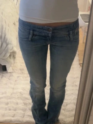 Diesel ljusblå bootcut jeans - Säljer dessa skit snygga diesel jeans då dem tyvärr är för stora! Bilderna är från tjejen jag köpte dem från. Verkligen såå fina jeans🩷