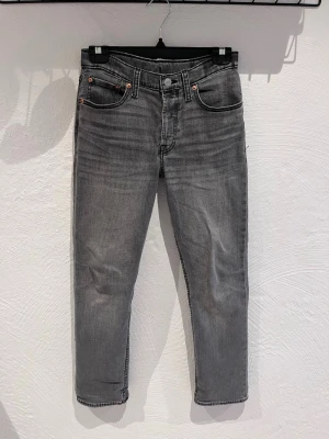 Levi’s Jeans - Säljer nu dessa feta Levi’s jeans regular | bra skick | ända defekten är ett litet hål vid fickan som man inte märker ( se sista bild) | ny pris 649 | mitt pris 249 | längden är 152 cm och är storlek 12A | priset är inte hugget i sten | Hör gärna av dig vid minsta fundering 🙌