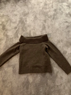 Brun stickad tröja Neo Noir - Jättefin och mjuk stickad off-shoulder tröja från Neo Noir, den är knappt använd och i super skick. Passar som storlek S💞