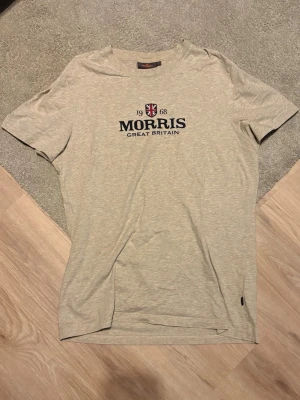 Morris t shirt beige  - Jag säljer en Morris t shirt i storlek Large. Tröjan är ganska slim fit och sätter sig fint på. Tröjan är använd 4 gånger ungefär.