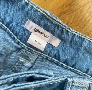 Ljusblå lowwaist bootcut jeans  - Säljer ett par jätte snygga ljusblåa lowwaist bootcut jeans med snygga fickor där bak. Använd 1 gång då storleken är lite för stor. Pris kan diskuteras vid snabbköp💕