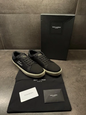 Saint Laurent skor  - Säljer ett par sprillans ny Saint Laurent skor som är helt oanvända och allt medföljer som visas som bilden. Skorna är i storlek 42