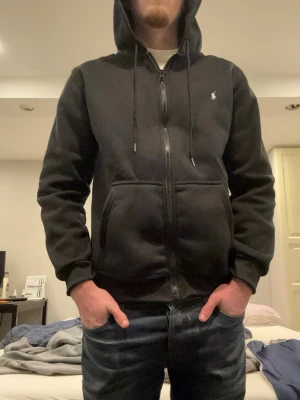 Ralph Lauren zip hoodie  - Tja säljer nu en Ralph Lauren zip hoodie då jag tyckte den satt dåligt på mig då den var lite för stor för mig. Tröjan fick jag köpte jag av en polare då den var för liten för honom så vet ej så mycket om den där av priset! 