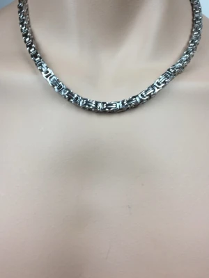 Kejsarlänk i rostfritt stål. - Lite tung och gedigen kejsarlänk i rostfritt stål. Va 61 cm långt. Helt nytt. Jättebra kvalité.