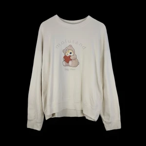 Mofusand Tröja 🤍 - Gullig oversized krämvit Mofusand-tröja från Uniqlo! 🤍🐈Storlek L, passar även XL (armhåla till armhåla 70cm, längd 65cm) 📏Inköpt 2024 (nu utsåld) men får tyvärr aldrig användning för den så är som ny! ✨⚠️Jag säljer även en till Mofusand x Uniqlo tröja i samma storlek, ta gärna en titt (samfraktar) ⚠️