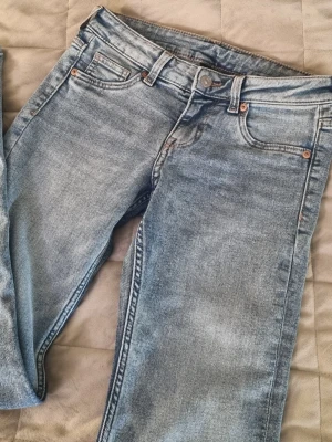 Divided Low waist bootcut jeans - Låg midja, bootcut. Aldrig använda.