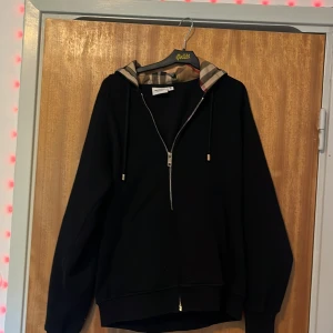 Burberry tröja  - Säljer en svart hoodie från burberry i storlek xl men sitter som s/xs kan gå ner lite i pris. Inga missfärgningar eller defekter