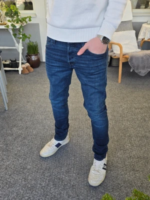 Jack & Jones jeans - Super feta blåa Jack & Jones jeans i storlek W30/L32. Skriv till mig ifall du undrar något!