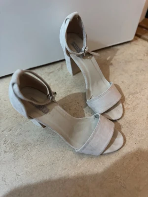 Beiga sandaler/klackar  - Beiga klackar i stl 38 säljs för 175 kr. 