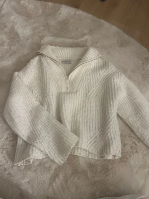 Vit Stickad tröja  - Stickad vit tröja med en liten zip upptill