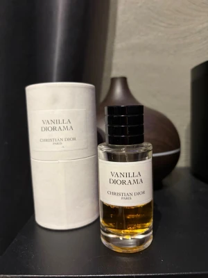 Vanilla Diorama EdP 40ml - Vanilla Diorama från Christian Dior är en Eau de Parfum på 40 ml. Ingredienser inkluderar alkohol, parfym, vatten, linalool, kumarin, anisol, benzyl benzoate, benzyl cinnamate, citronellol, geraniol och farnesol. Tillverkad i Frankrike. Snygg och exklusiv doft för dig som vill sticka ut.