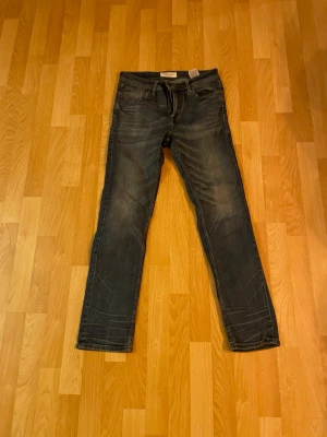 Blå jeans från Stock & Hank W29 L32 - Säljer ett par klassiska blå higher waist jeans från Stock & Hank. Jeansen har fem fickor, dragkedja och raka ben. Materialet är slitstarkt denim i bomull och färgen är mörkblå med snygga slitningar för en avslappnad look.158-164