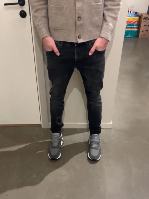 Gråa tiger jeans - Tja! Säljer ett par helt nya trendiga och stilrena tiger of Sweden jeans! Storlek 31/32 i modell evolve. Modellen är 181cm och väger 70kg. Nypris 1799kr