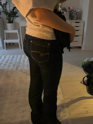 Mörkblå bootcut jeans  - Jeans med super snugga fickor🌟🫶 endast använda fåtal gånger!