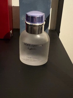 Dolce & Gabbana Light Blue Homme - Fräsch Eau de Toilette för honom från Dolce & Gabbana. Snygg, frostad flaska som ger en modern känsla. Perfekt för dig som vill sticka ut med en klassiker i badrumsskåpet.flaskanrymmee 40 ml är ca  33 ml kvar.
