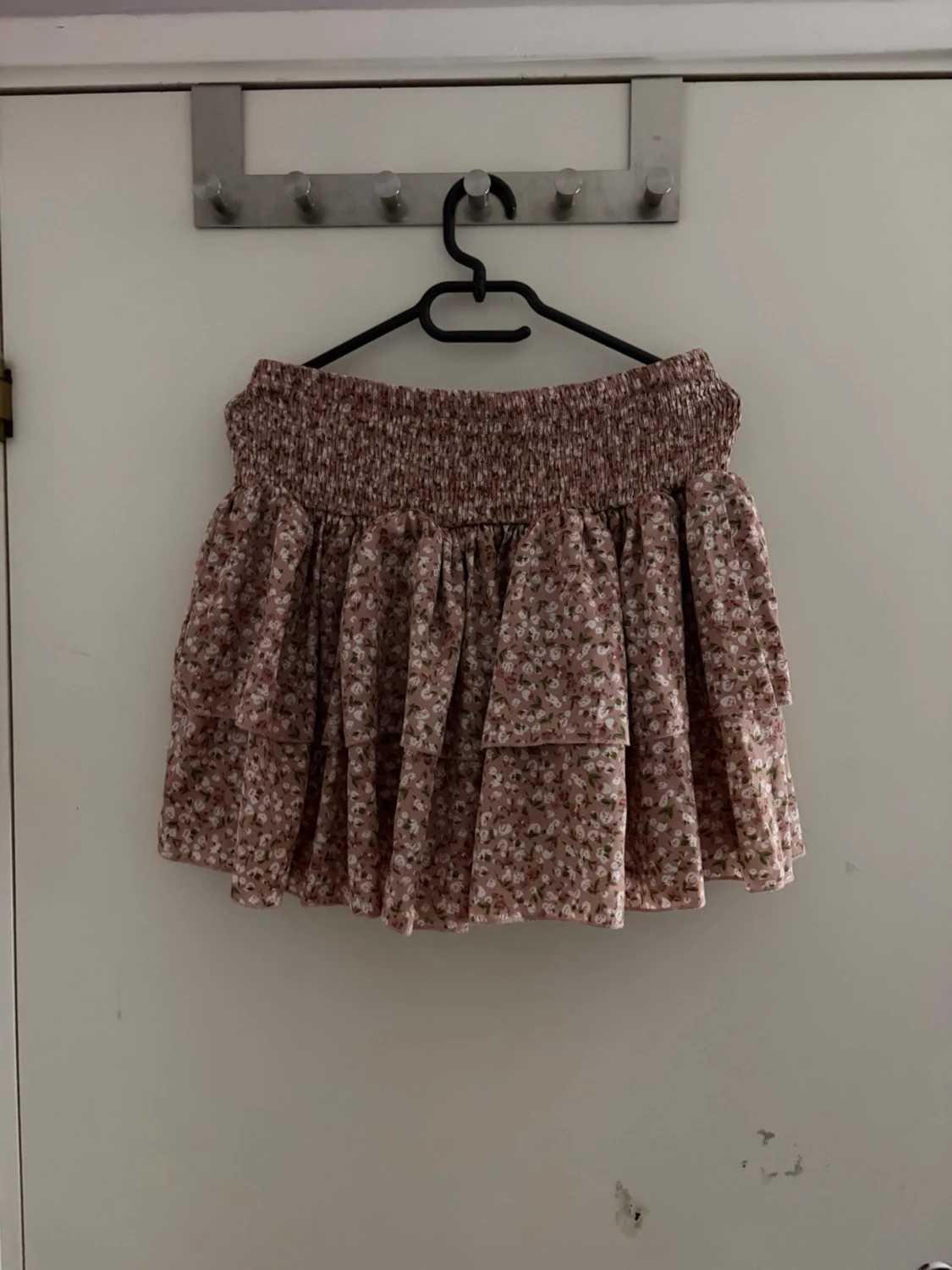 Blommig volangkjol i rosa toner - 1