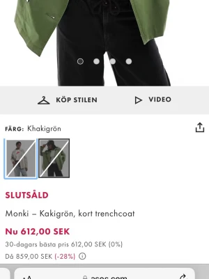 Trenchcoat  - Trenchcoat i khakigrönt från Monki. Helt oanvänd, sitter lite oversize. Helt oanvänd med prislapp kvar , I storlek M!💕